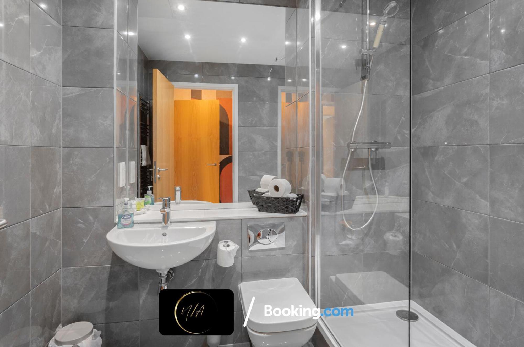 City Centre Apartment With Free Parking, 2 Bathrooms, Netflix And Wifi - Suitable For Contractors And Families - By Noor Luxury Accommodations Бирмингем Экстерьер фото